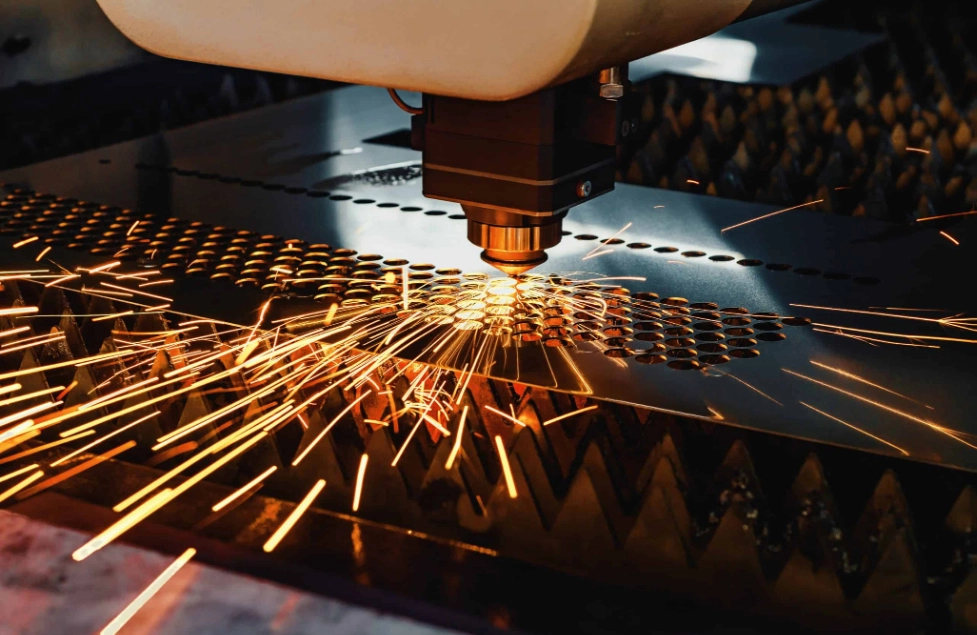 Có nên sử dụng công nghệ gia công cắt laser CNC không?